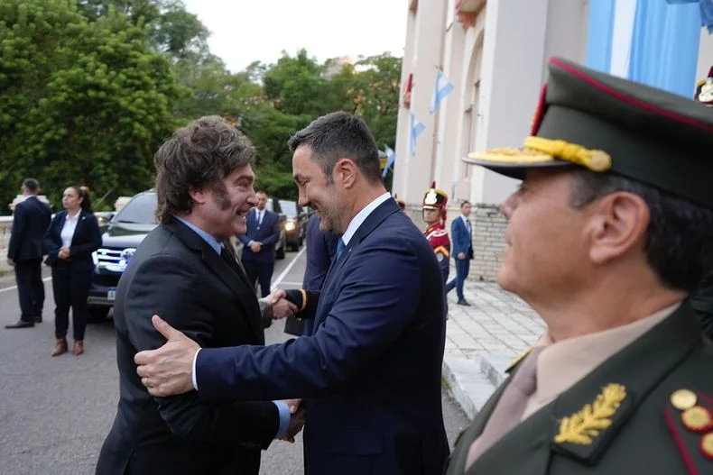 El presidente Javier Milei junto al ministro de Defensa, Luis Petri. 