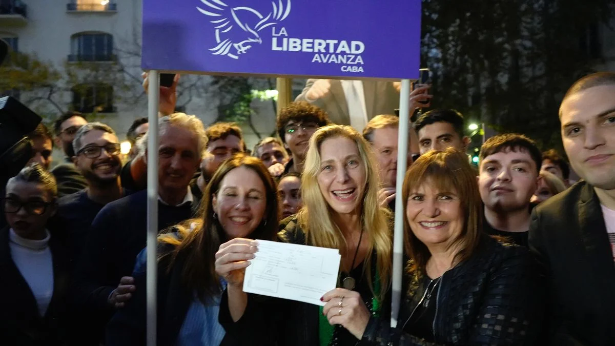 Bullrich firmó su afiliación a La Libertad Avanza y le pidió a Macri "apoyar el cambio con todo"
