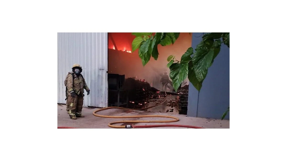Controlan un incendio en una fábrica en Maipú: trabajaron varias dotaciones de bomberos
