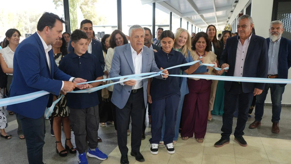 Cornejo y su ministro de Educación inauguraron el ciclo lectivo en Lavalle