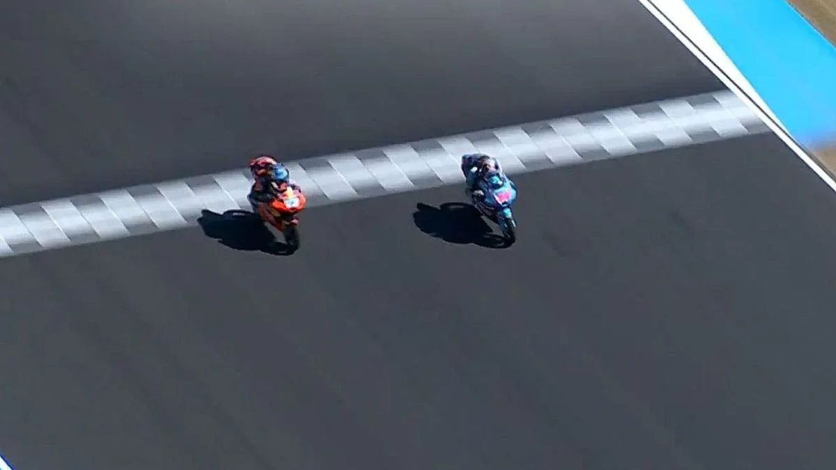 El argentino Valentín Perrone fue protagonista de una de las mejores definiciones del año del Moto3