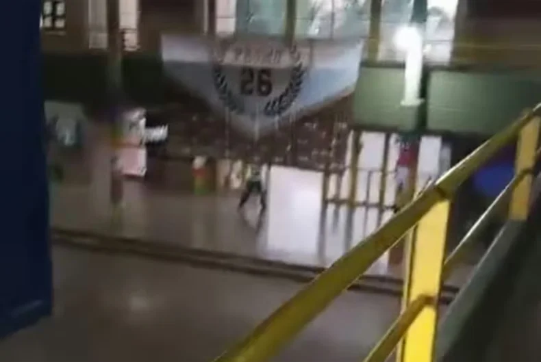 El momento en que el agresor ingresa a la escuela
