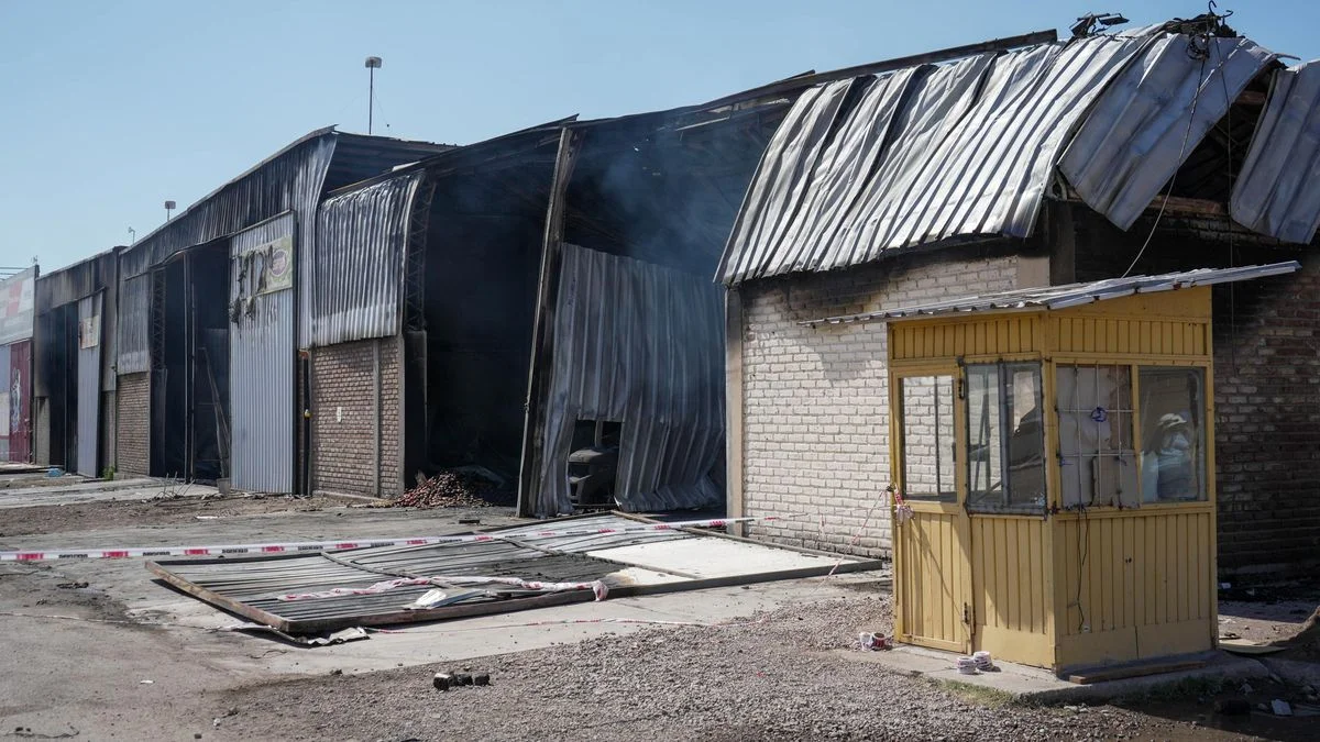 Investigan si fue intencional el voraz incendio en la feria de Guaymallén: sujetos habrían iniciado el fuego