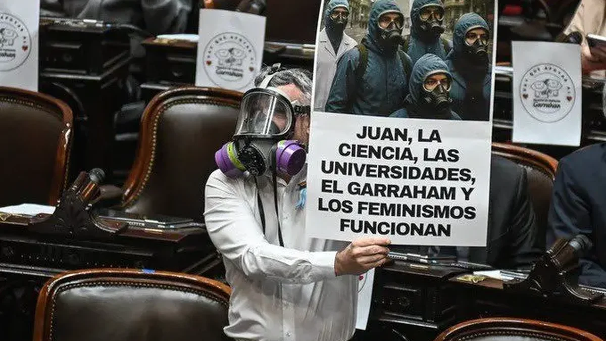 Lo viejo funciona, y Netflix también: un diputado se puso una máscara de El Eternauta para la sesión