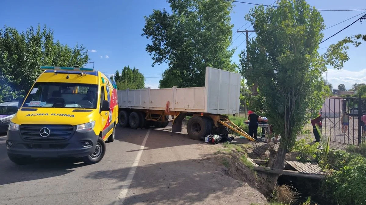 Murió un joven de 19 años: se desenganchó el acoplado de un camión e impactó a la moto en la que circulaba