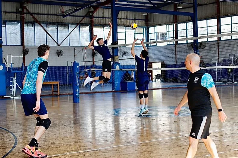 Con los mendocinos López y Molini, la Selección argentina de vóley U21 ultima detalles para el Mundial.