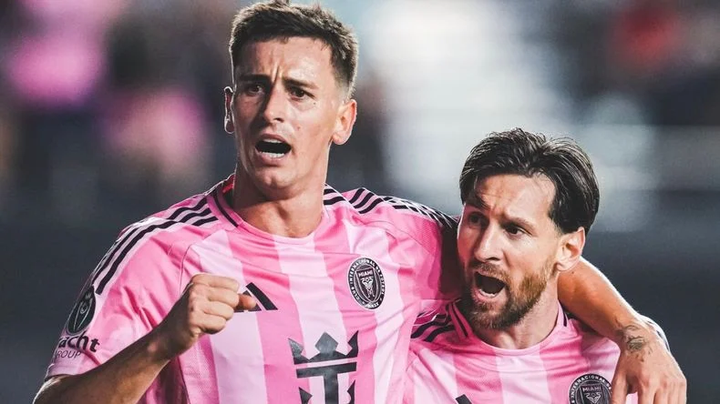 Tadeo Allende y Lionel Messi festejan uno de los goles de Inter Miami.