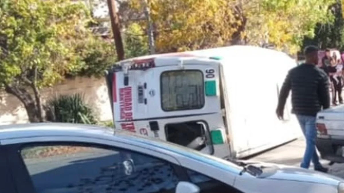 San Rafael: una ambulancia volcó en pleno centro y chocó a dos autos