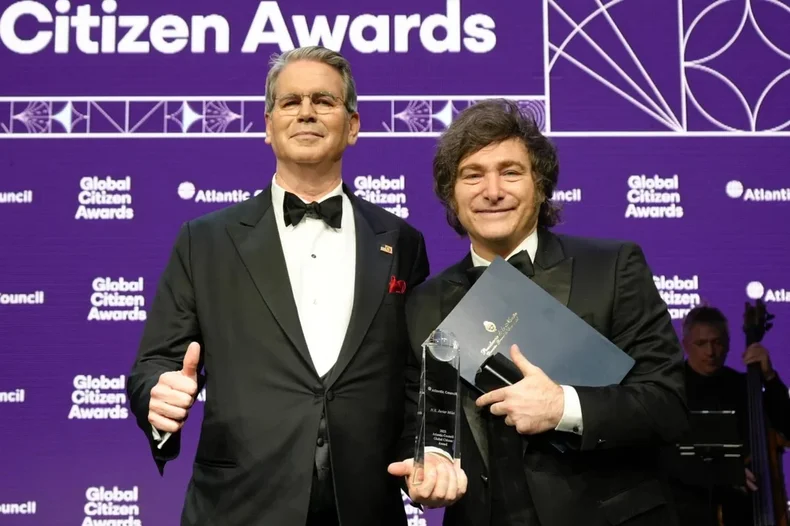 El secretario del Tesoro de Estados Unidos, Scott Bessent junto al presidente argentino, Javier Milei. &nbsp;