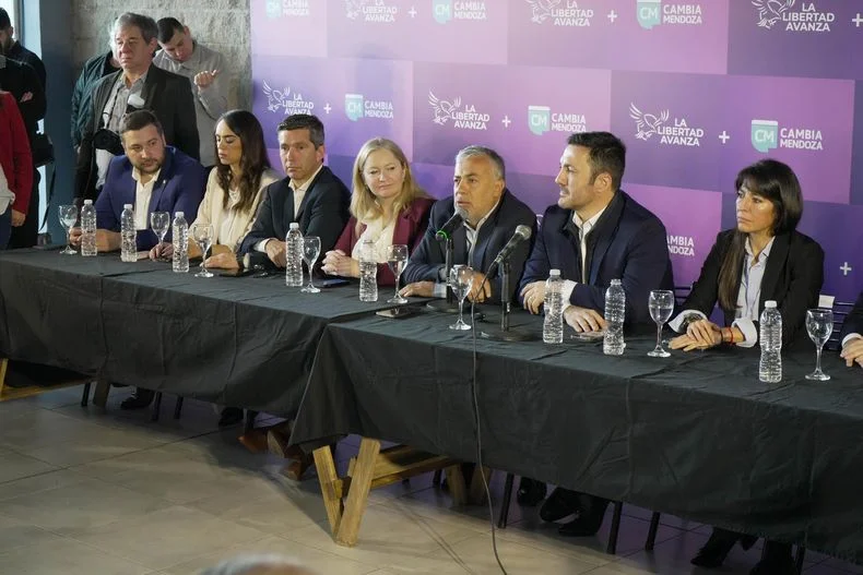 El gobernador Alfredo Cornejo, junto a Luis Petri y candidatos a las elecciones. 