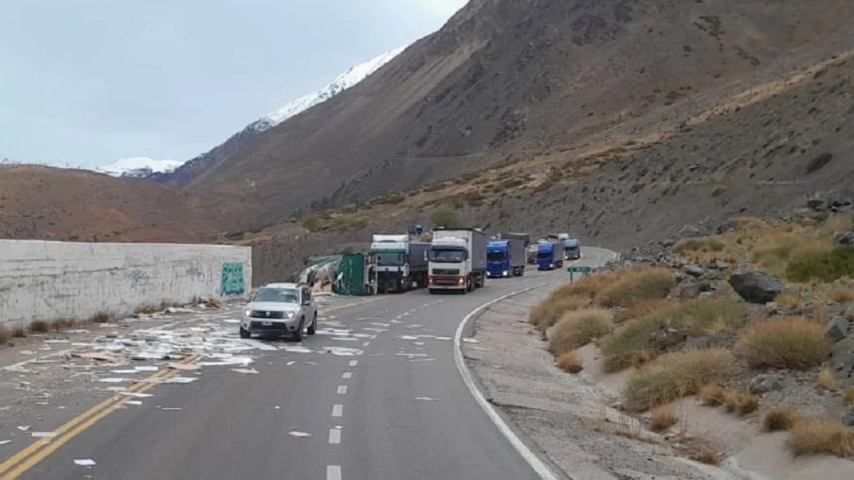 Tres camiones chocaron en Polvaredas y complican el tránsito de la alta montaña mendocina