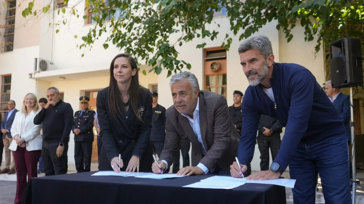 Cornejo y Ulpiano Suárez entregaron pistolas Taser: quiénes las usarán