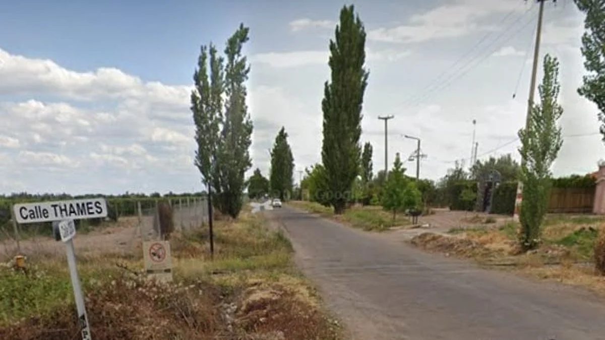 Detuvo la marcha por piedras en la calle y le robaron el auto tras amenazarlo con un arma