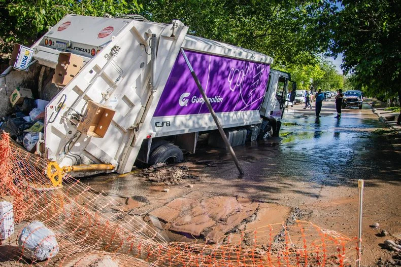 Camión recolector de residuos quedó "atrapado" en un socavón provocado por una pérdida de agua en Dorrego
