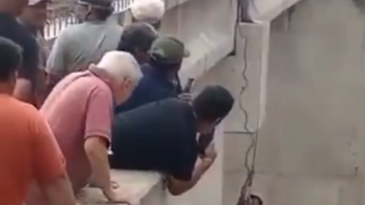 Anchoris: la crecida de un arroyo arrastró a una topadora y dos trabajadores debieron ser rescatados