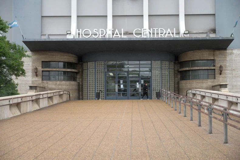 El joven fue trasladado de urgencia al Hospital Central.&nbsp;