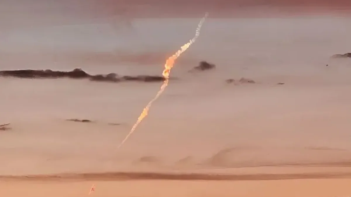 Lluvia de fuego en Río Negro: restos de un cohete chino cruzaron el cielo patagónico
