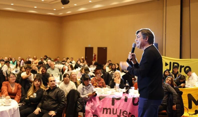El l&iacute;der del PRO, Omar De Marchi, reapareci&oacute; en la escena p&uacute;blica en una cena de la militancia.&nbsp;