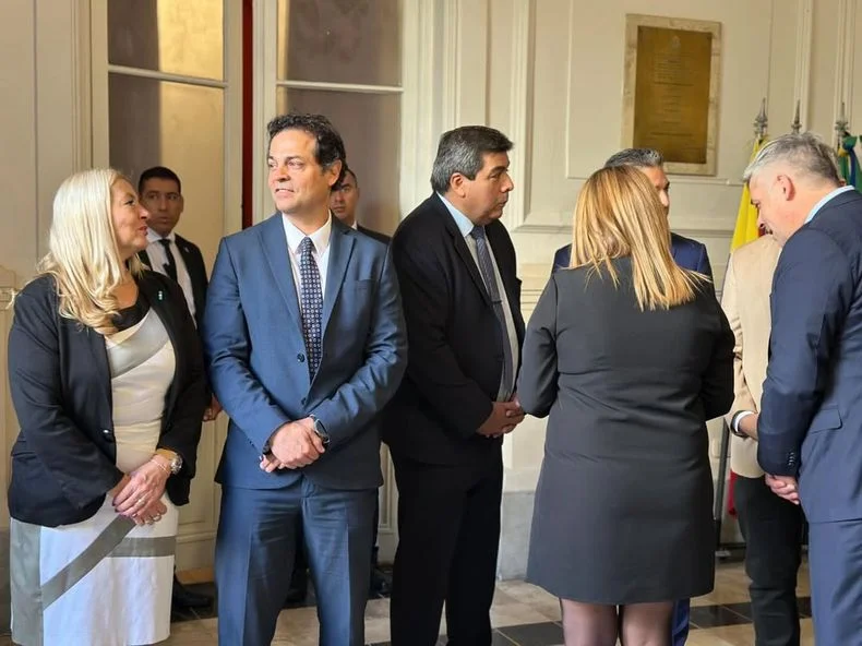 A la izquierda, Laura Balsells Miró y Germán Vicchi, legisladores del Pro mendocino. 