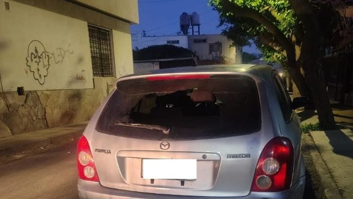 Los "robaruedas" no descansan: abrieron un auto chileno en Godoy Cruz y los detuvieron a las cuadras