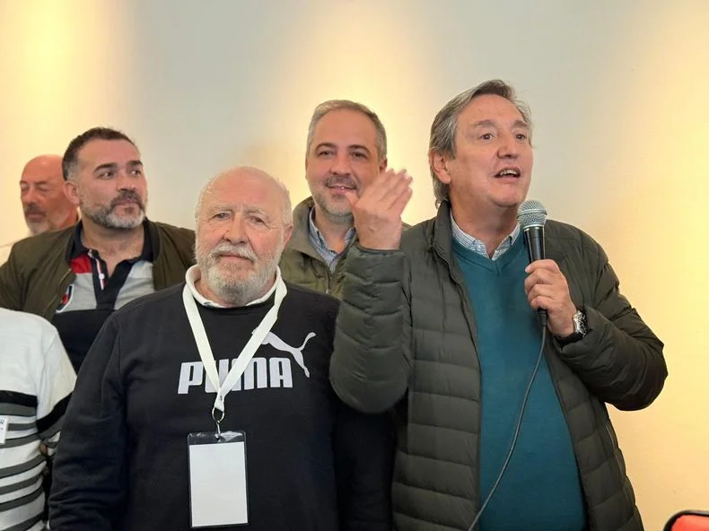 Emir Félix, presidente del PJ junto a Rubén Montemayor, al frente del Congreso Provincial. Atrás, Matías Stevanato, intendente de Maipú. 