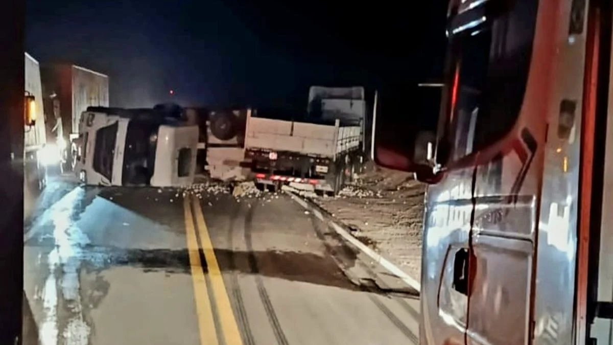 Fuerte choque entre dos camiones en el cruce a Chile