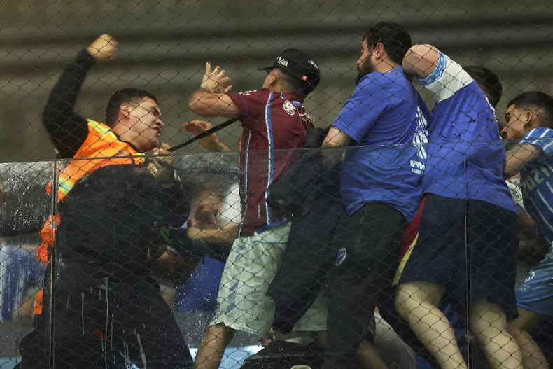 Fuerte represi&oacute;n de la polic&iacute;a de Brasil a hinchas de Godoy Cruz.