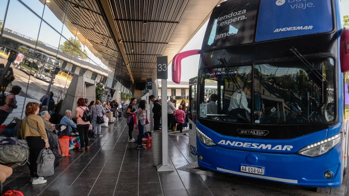 Transporte: después de aumentar el boleto urbano, el Gobierno avaló subas en media y larga distancia