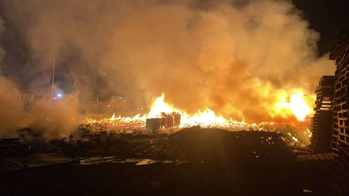Un incendio en una fábrica de pallets generó preocupación en Godoy Cruz