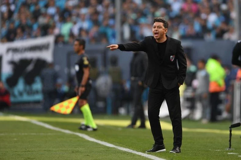 Marcelo Gallardo define entre Armani y Enzo Pérez.