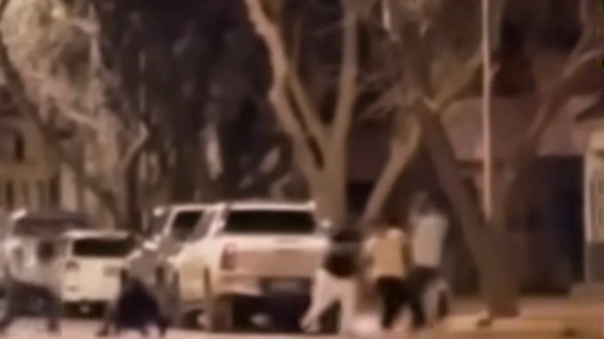 Violencia extrema a la salida de un boliche: lo atacaron en grupo cuando estaba en el piso