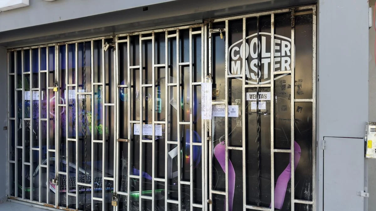 Investigan a un conocido comercio de computación denunciado por estafas millonarias