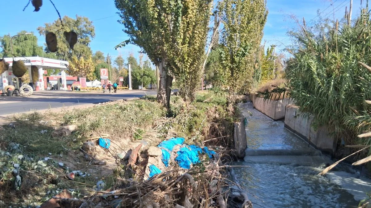 Fotos y videos: grave contaminación en Corralitos por el colapso de un colector cloacal de AYSAM
