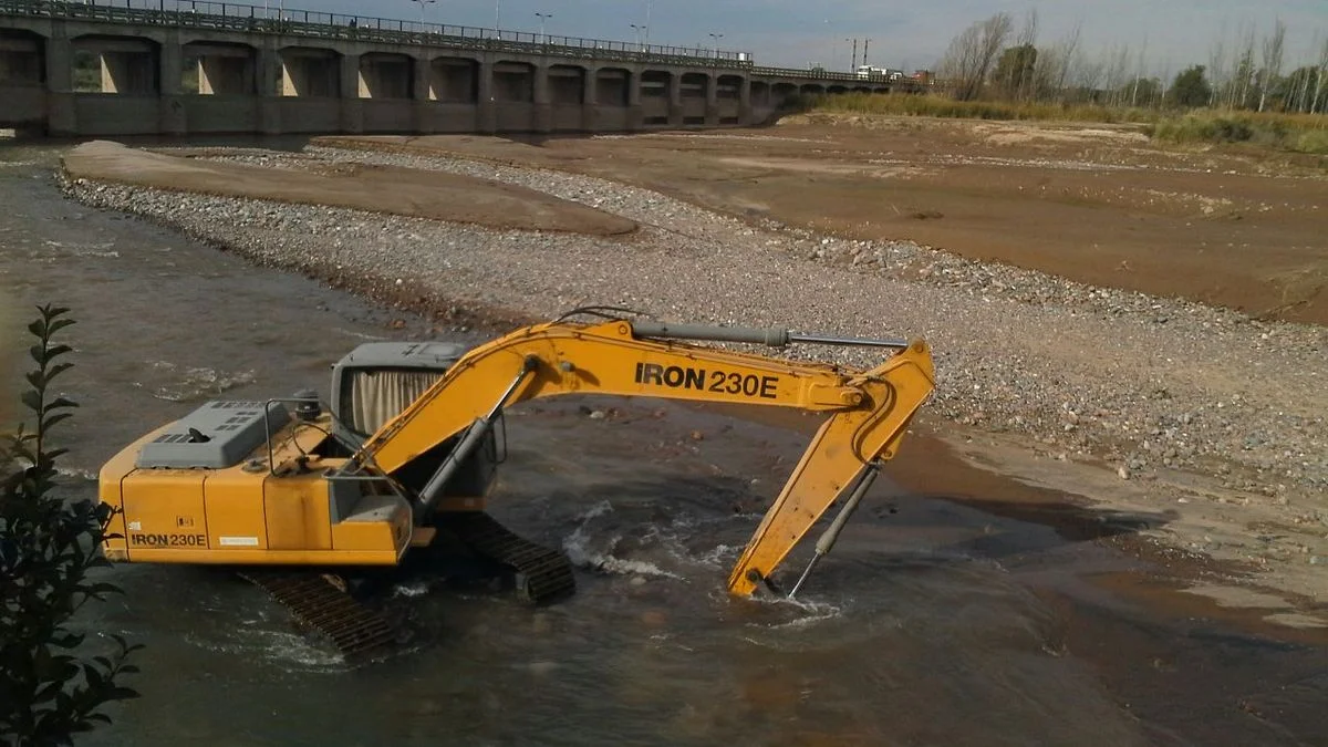Tras una crecida del río Mendoza, tres personas debieron ser rescatadas