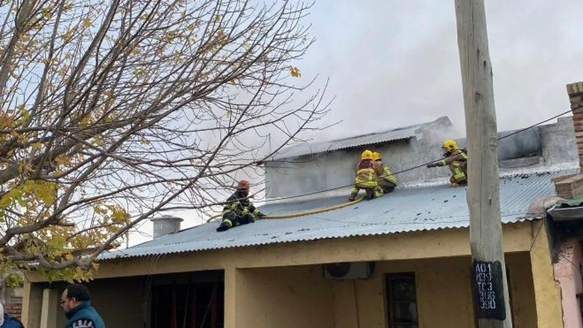Un incendio destruyó por completo la casa de un policía en San Rafael