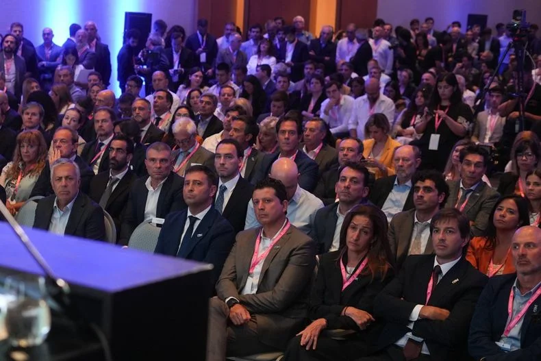 El gobernador Alfredo Cornejo, en primera fila, escuchando a Luis Caputo. 