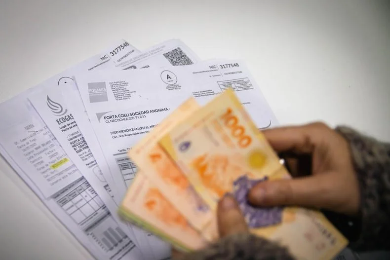 El aumento de las tarifas y otros servicios básicos de la vivienda carcomen los salarios en Mendoza. 