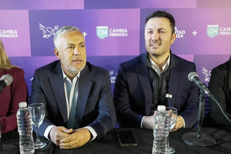 Petri arranca la campaña en Mendoza arrastrado por el escándalo de las coimas de Karina y Spagnuolo