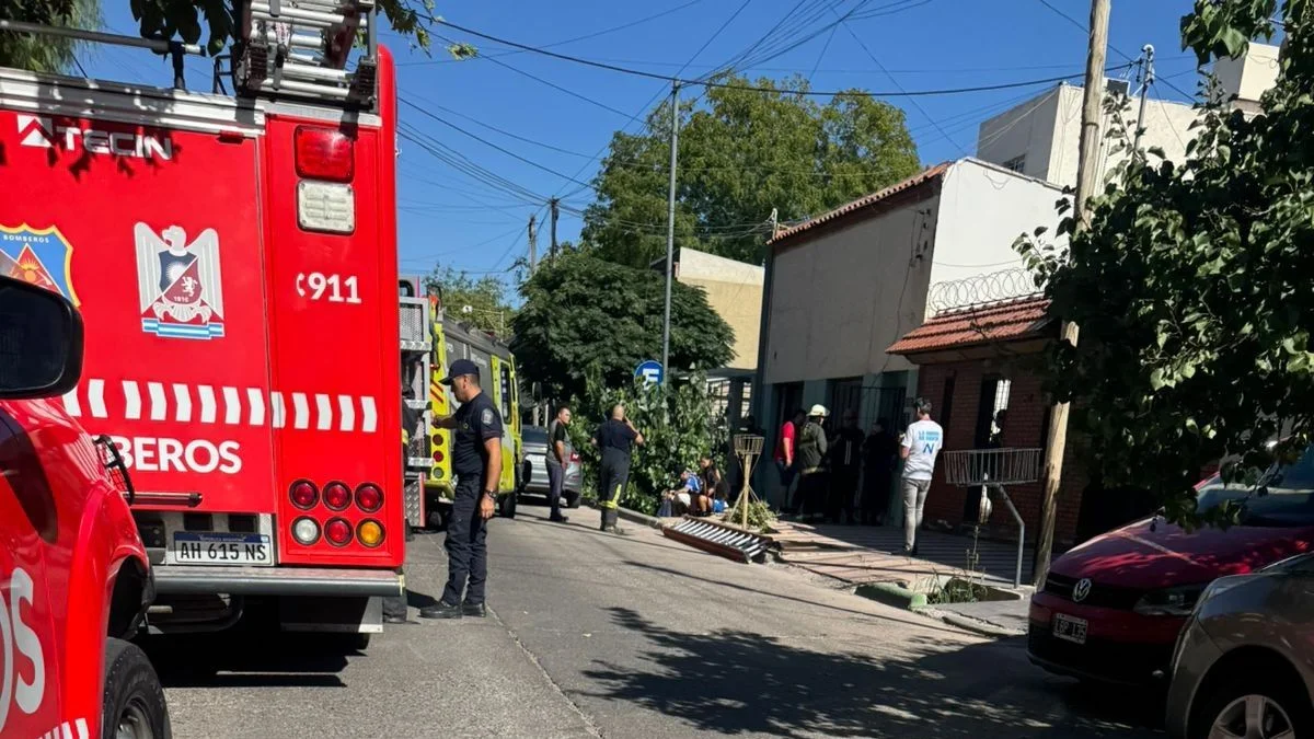 Fotos y video: se derrumbó el techo de una casa en Godoy Cruz y una familia fue rescatada por los bomberos