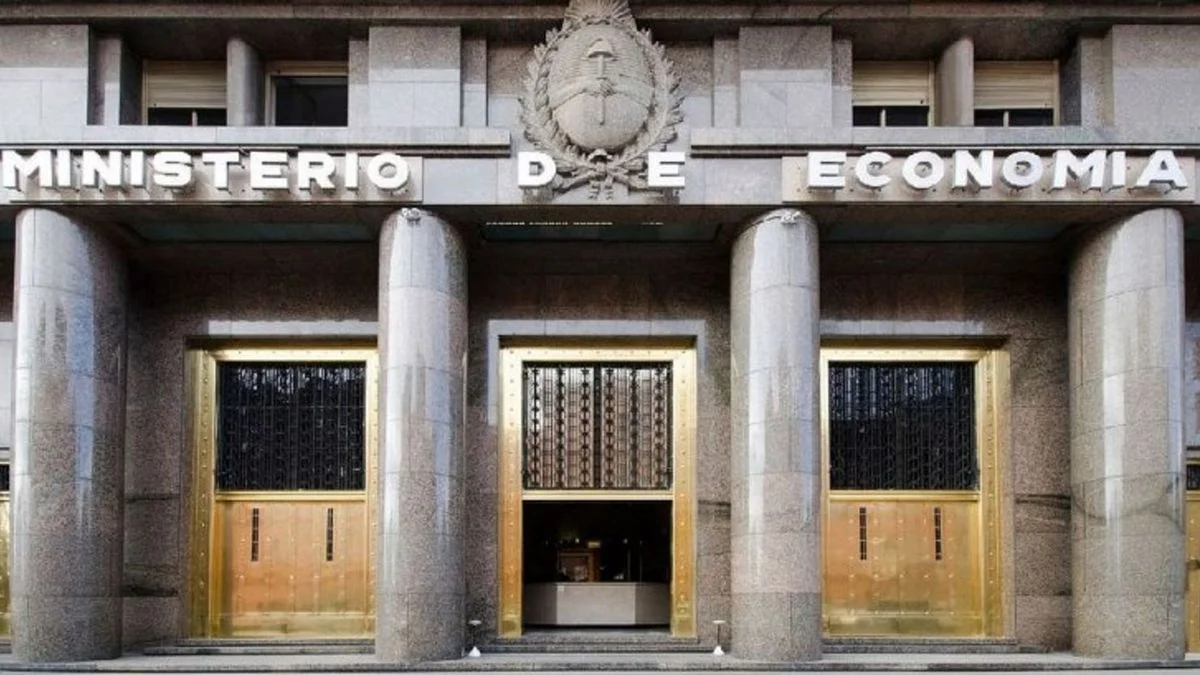 El Gobierno lanza una licitación sorpresa de deuda en pesos para contener la presión cambiaria