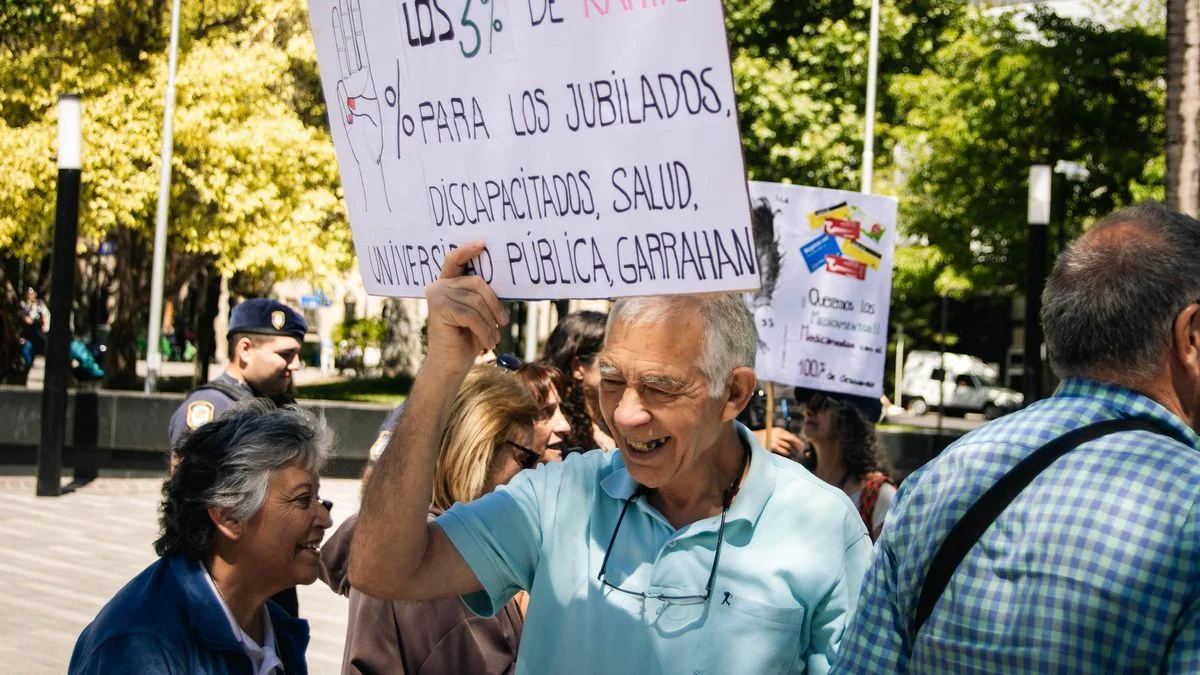 Tres empanadas: ANSES confirmó el aumento del 2% para jubilados y pensionados