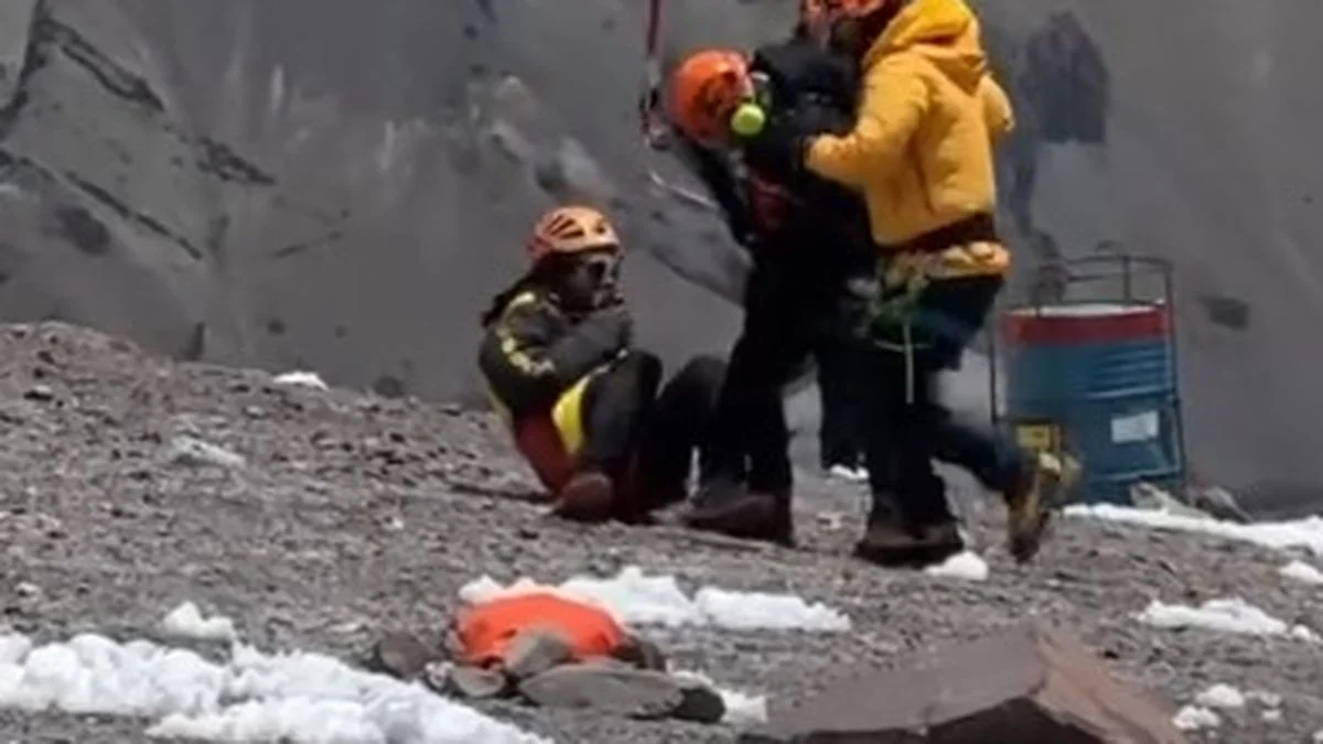 Inédito operativo: rescatan en helicóptero a andinista brasileño que se descompensó en el cerro Aconcagua