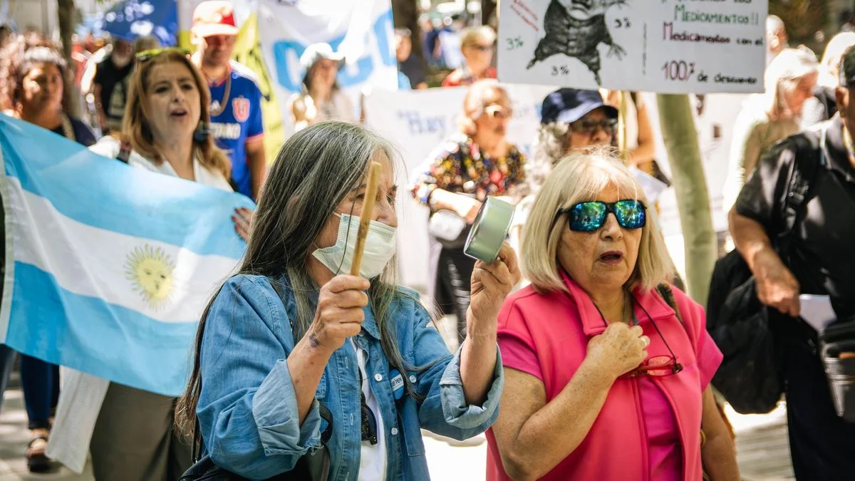 Jubilados en la lona: Milei mantiene el bono congelado y oficializa la mínima en $403.150