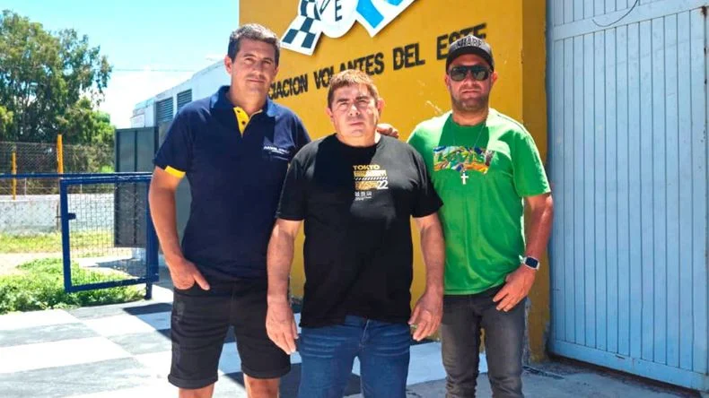 Pepe Martos, en el medio, junto con Ra&uacute;l Pr&iacute;ncipe y Federico Santib&aacute;&ntilde;ez, directivos de AVE.