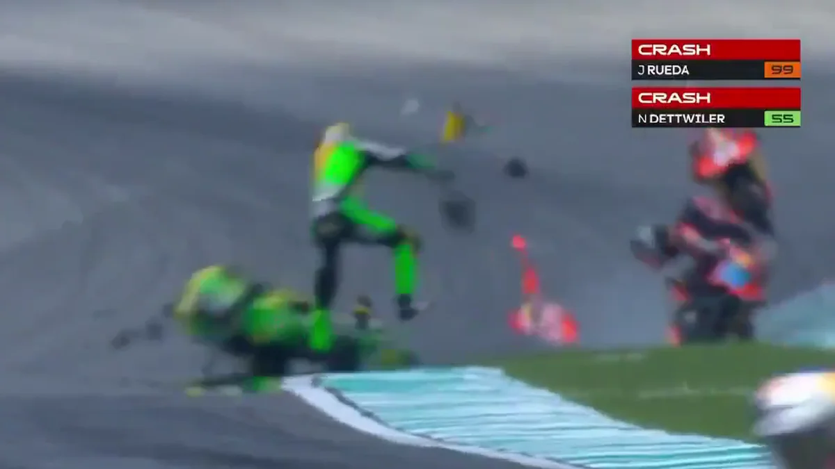 Video: el insólito y brutal accidente en la vuelta de formación de Moto3 que dejó a dos pilotos hospitalizados