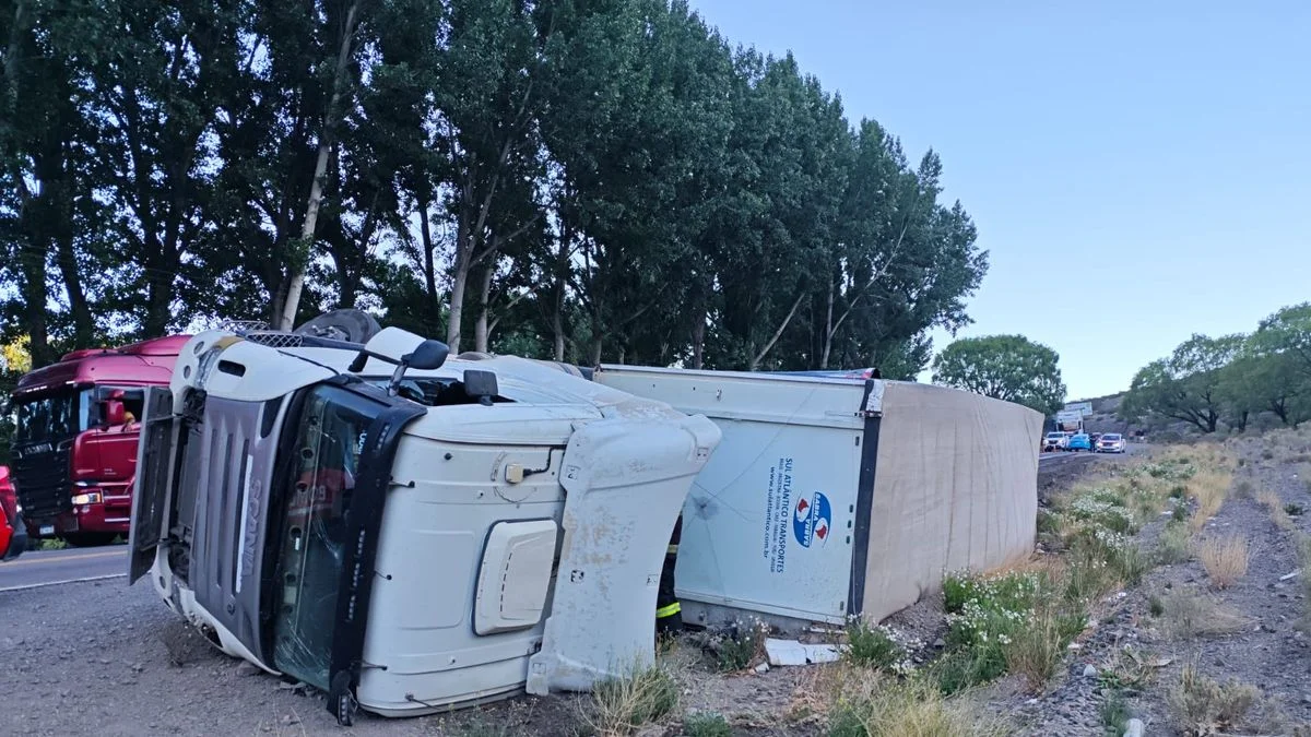 Fotos: un camión volcó en la ruta 7 y el chofer debió ser rescatado tras quedar atrapado en la cabina