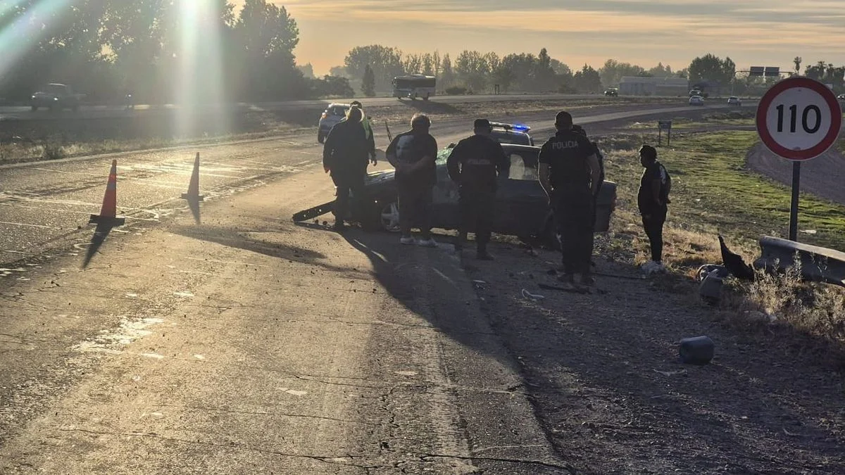 Conducía alcoholizado su auto y volcó en el Acceso Este: dos lesionados