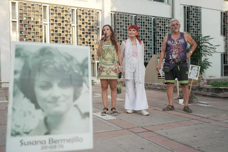 Postal de una de las actividades en el EXd2: la colocaci&oacute;n de baldosas en memoria de los desaparecidos.&nbsp;
