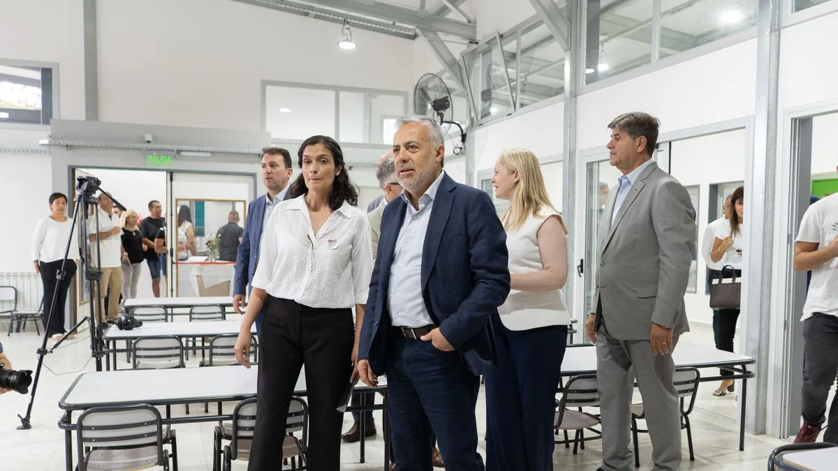 Año escolar: Cornejo estuvo en una escuela nueva de San Martín y defendió los salarios docentes