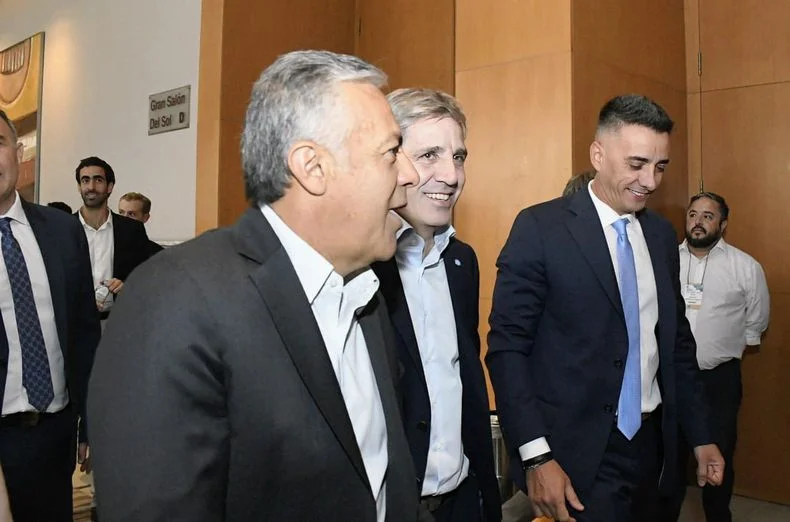El gobernador Alfredo Cornejo junto al ministro de Economía de la Nación, Luis Caputo y el intendente de Guaymallén, Marcos Calvente. 